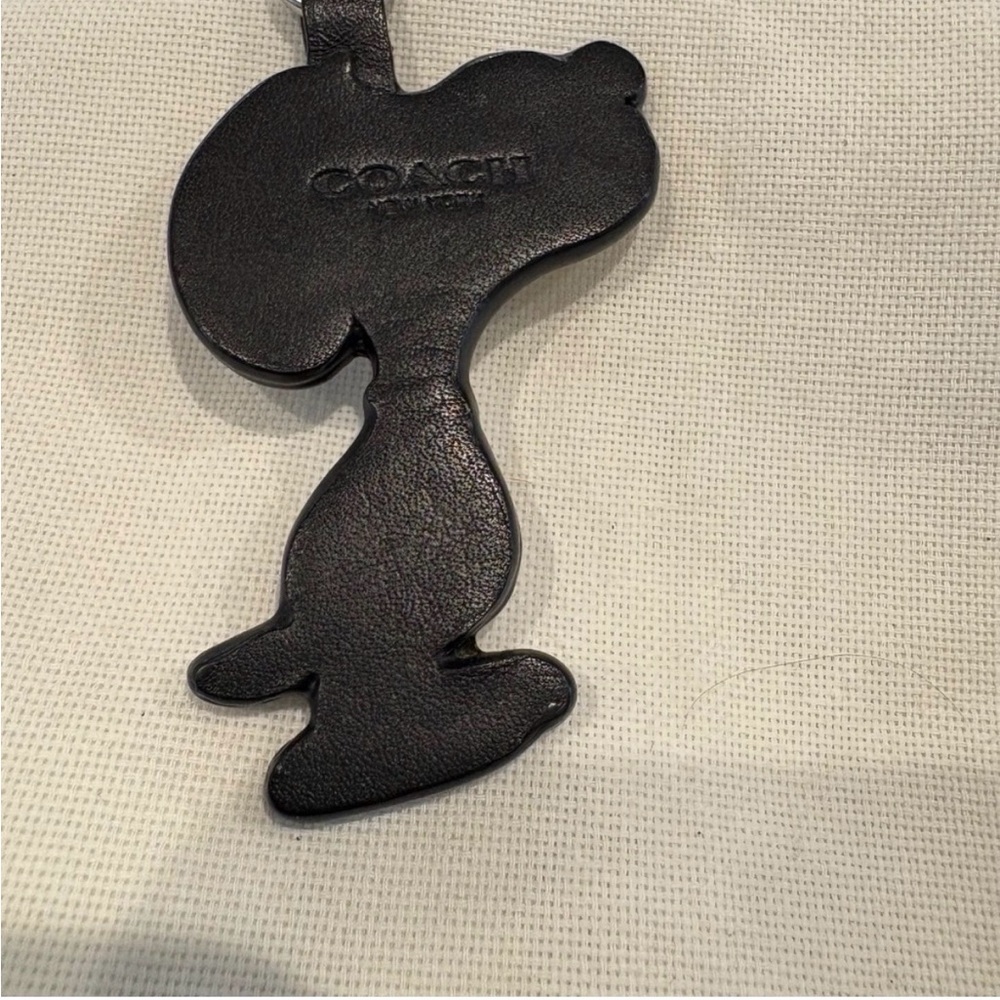 Limited Edition Coach Peanut Snoopy Dog Keychain w/Red Heart Charm Released 2014 - Picture 3 of 6